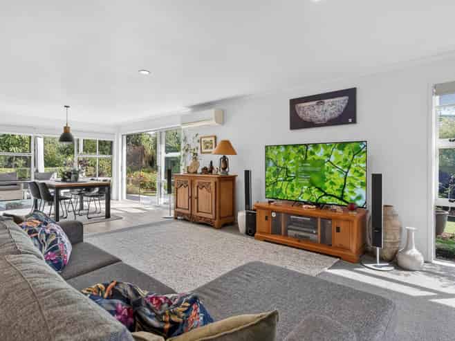 18 Resolution Place, One Tree Point