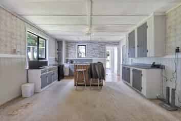 19 Standish Road, Toko