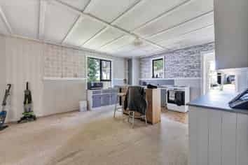 19 Standish Road, Toko