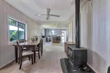 19 Standish Road, Toko