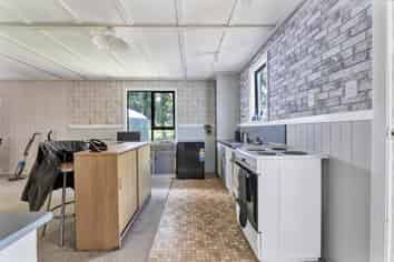 19 Standish Road, Toko