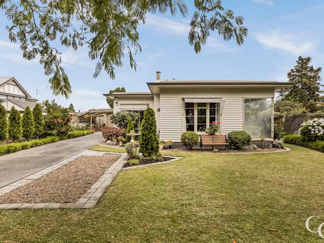 904 Frederick Street West, Mahora