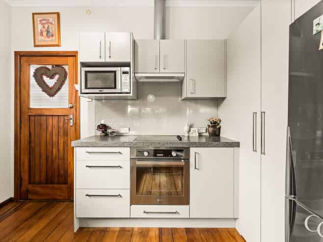 904 Frederick Street West, Mahora