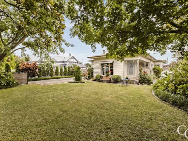 904 Frederick Street West, Mahora