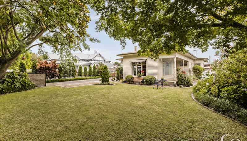 904 Frederick Street West, Mahora