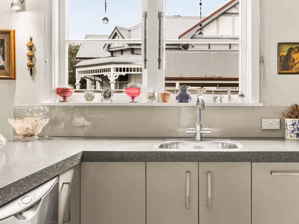 904 Frederick Street West, Mahora