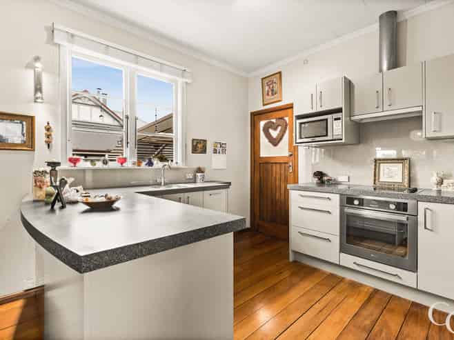 904 Frederick Street West, Mahora