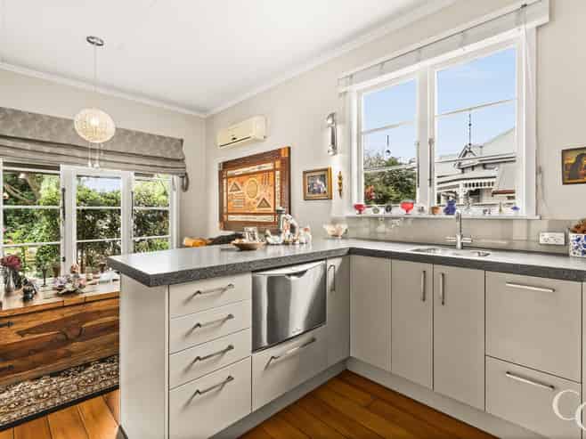 904 Frederick Street West, Mahora