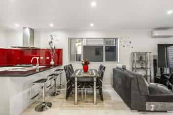 24B Mckinstry Avenue, Mangere East