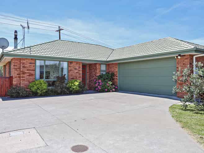 1021 Reka Street, Akina