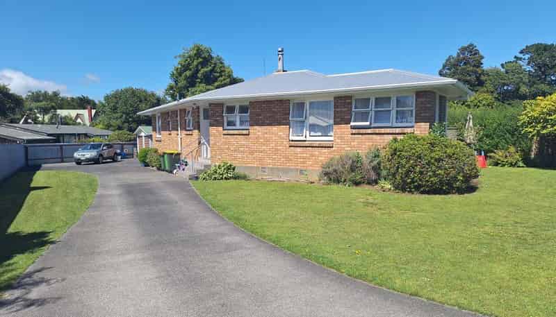 17 Montjoy, Stratford