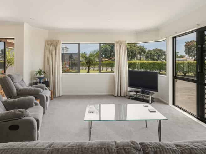 16 Pacific View Road, Papamoa