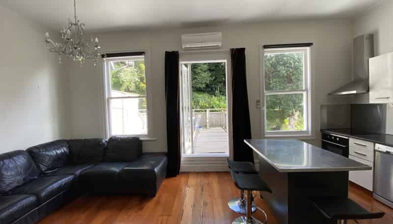 8b Russell Terrace, Newtown