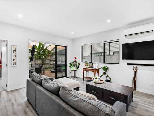 45 Baumea Rise, Massey