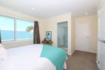 B/10 Te Wharepouri Street, Berhampore