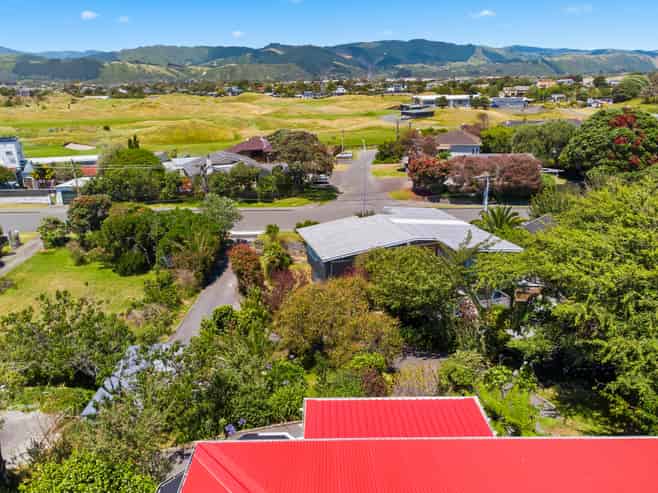 15 Golf Road, Paraparaumu Beach