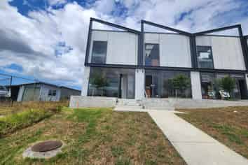 100 sqm High-Visibility Westgate for Lease