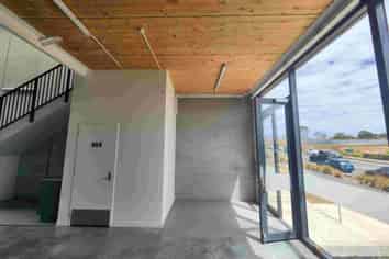 100 sqm High-Visibility Westgate for Lease