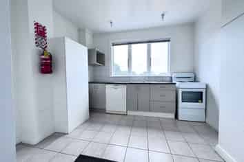 Affordable commerce unit on Dominion Rd