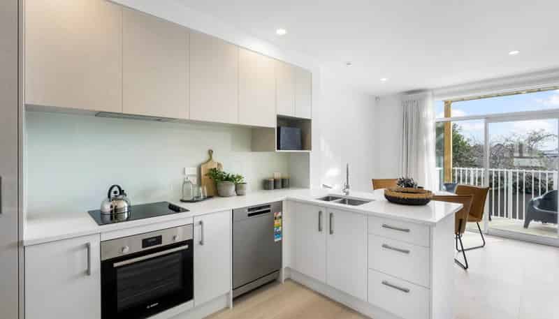 13/2 Moor Avenue, Te Atatu Peninsula