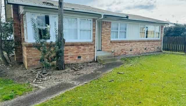 54 Collins Road, Glenview