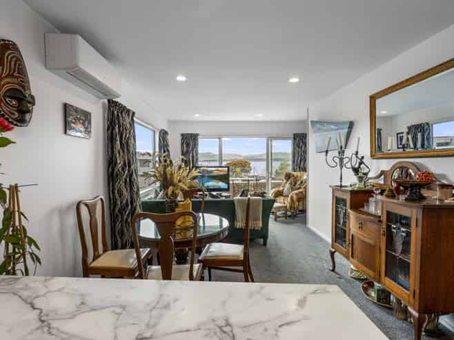 8/208A Lake Terrace, Hilltop