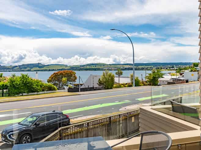 8/208A Lake Terrace, Hilltop