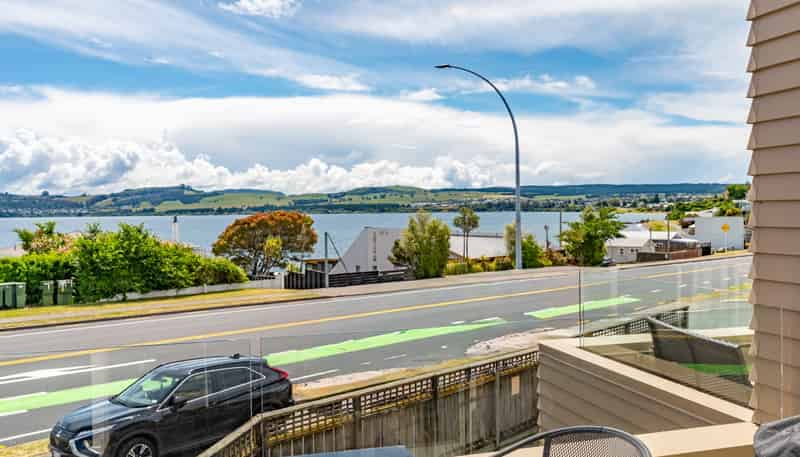 8/208A Lake Terrace, Hilltop