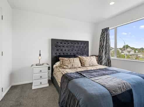 8/208A Lake Terrace, Hilltop