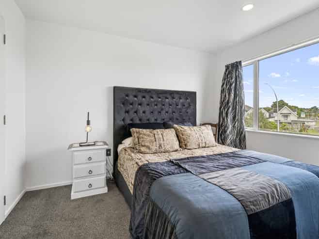 8/208A Lake Terrace, Hilltop