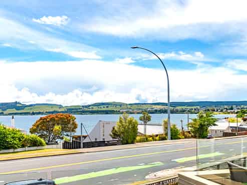 8/208A Lake Terrace, Hilltop