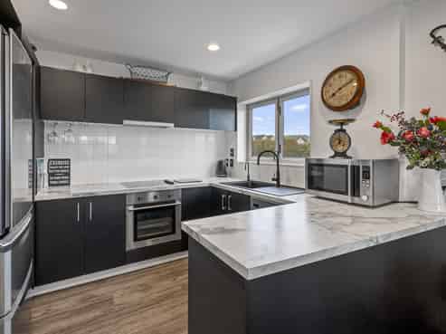 8/208A Lake Terrace, Hilltop