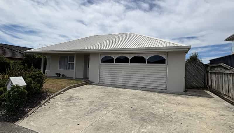 6 Stead Crescent, Stoke