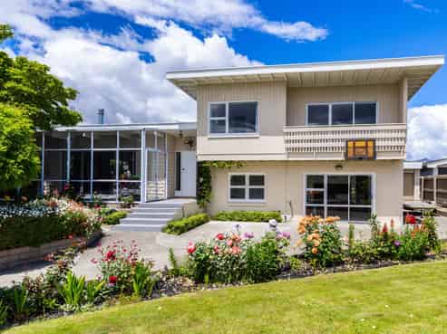 8 Newbourne Crescent, Redwoodtown