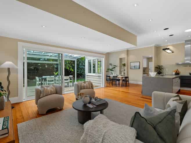 21 Queen Mary Avenue, Epsom