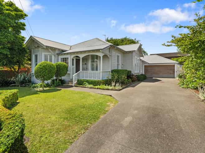 21 Queen Mary Avenue, Epsom