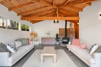 16 Fawcett Road, Laingholm