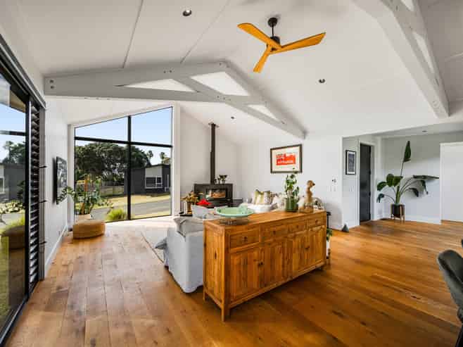 2 Pioneer Crescent, Omaha