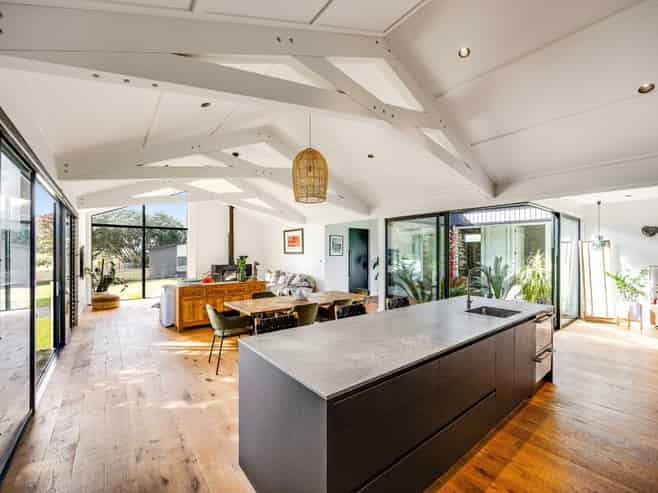 2 Pioneer Crescent, Omaha