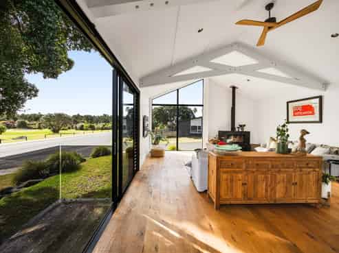 2 Pioneer Crescent, Omaha