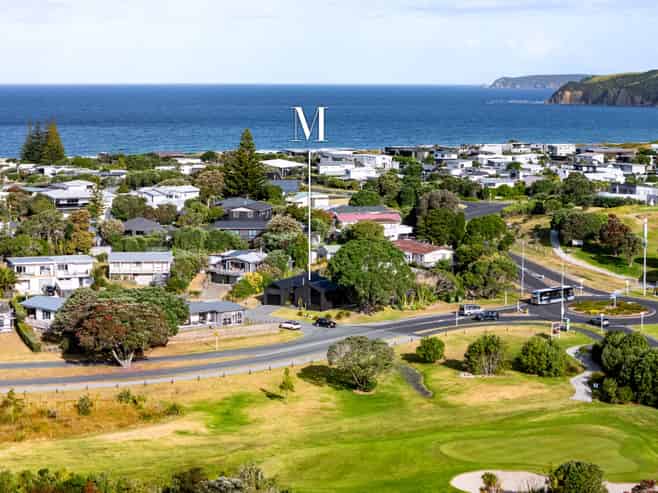 2 Pioneer Crescent, Omaha