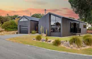 2 Pioneer Crescent, Omaha