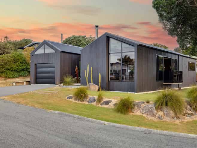 2 Pioneer Crescent, Omaha