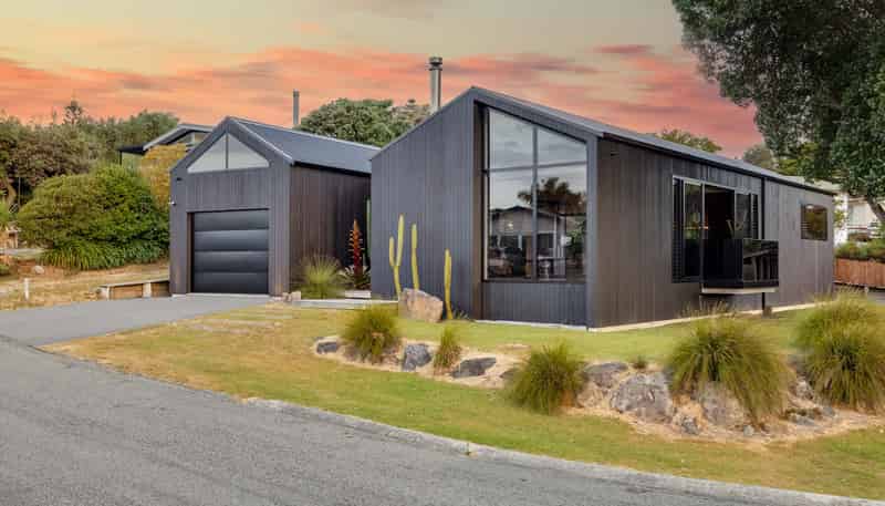 2 Pioneer Crescent, Omaha