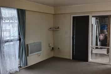 2/2132 Great North Road, Avondale