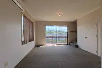 1/37 Huruhuru Road, Massey