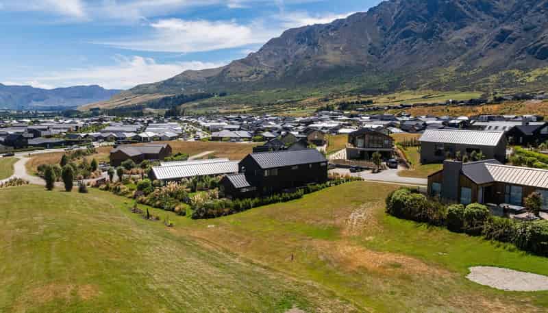 33 Cunninghams Drive, Jacks Point