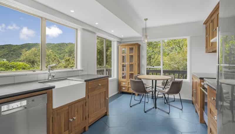 2/55 Waitohu Road, York Bay