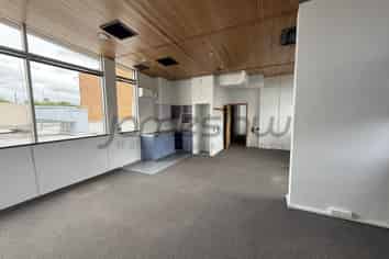 Iconic Retail/Showroom in Bustling New Lynn