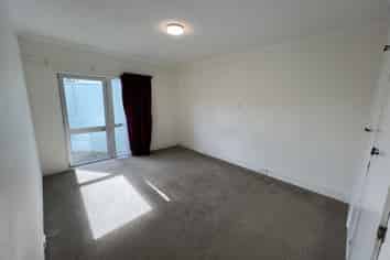 86 Linton Street, West End